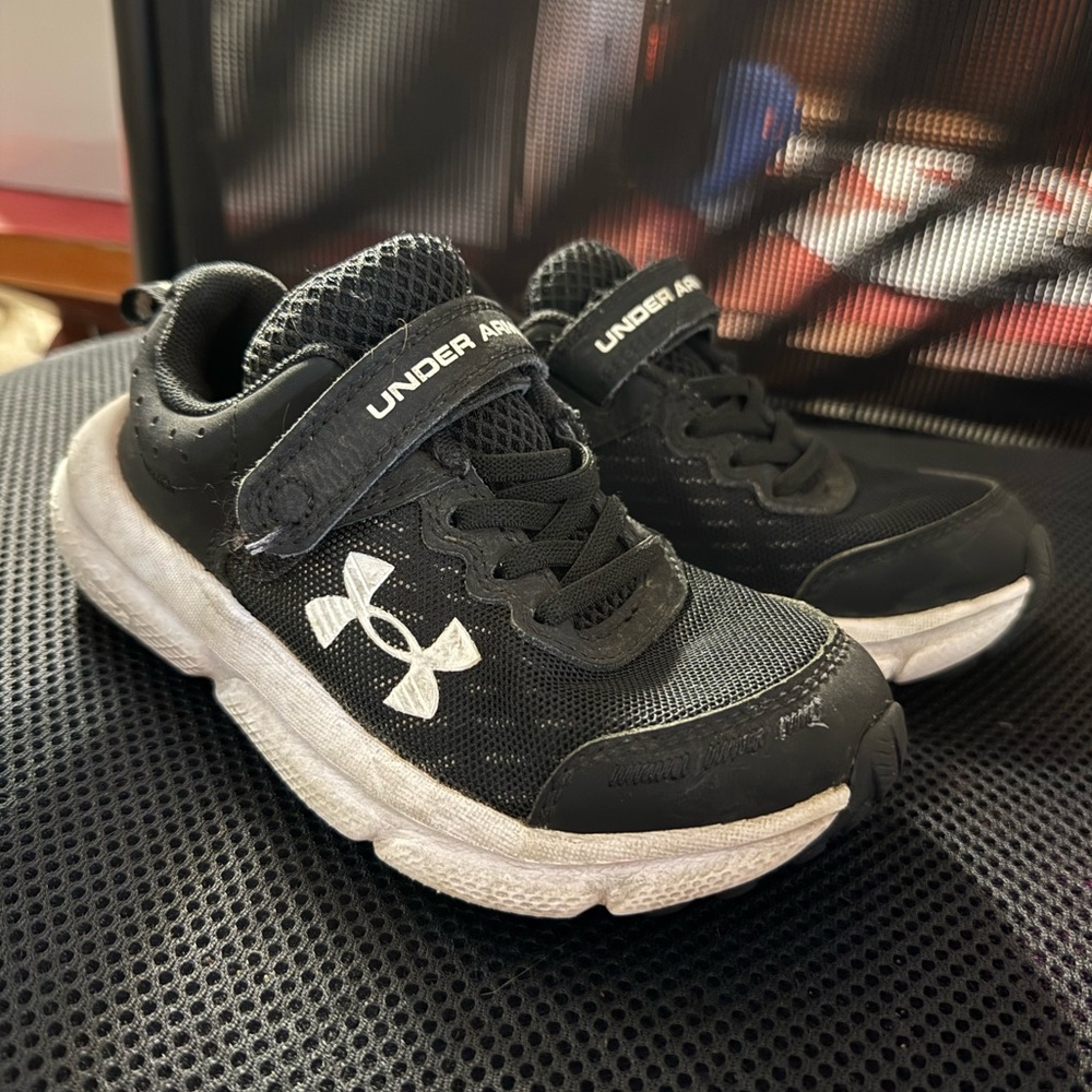 Under Armour Kids Black Sneakers Size 11 Little Kids